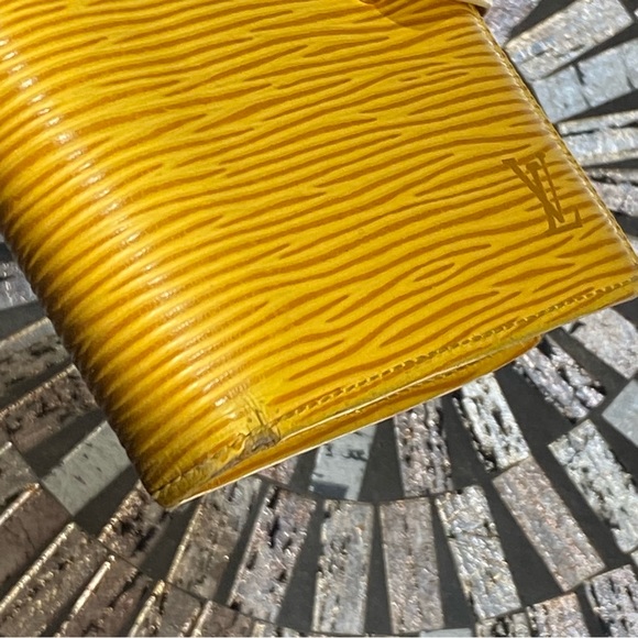 $$ Drop!LouisVuitton Epi Wallet Yellow. Please see pics for complete description - Picture 6 of 16